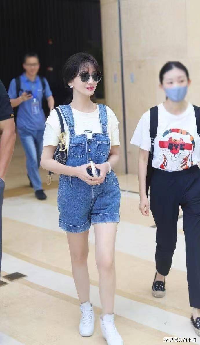 71岁赵雅芝与62岁叶童同框一个优雅一个干练果真岁月不败美人